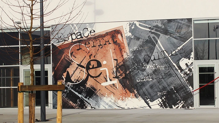 Décor mural artistique sur mesure de 30 m² réalisé pour la façade du centre culturel de Seilh (31)