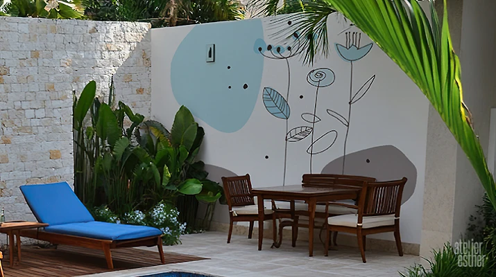 Fresque murale extérieure sur mesure réalisée pour un mur de terrasse près d’une piscine par l’Atelier Esther