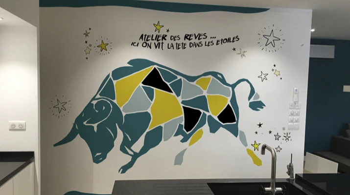 Peinture murale décorative représentant un taureau réalisée sur mesure par l’Atelier Esther