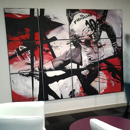 Polyptyque mural rugby rouge et noir composé de 12 panneaux carrés installé dans l’entrée des bureaux Fiducial