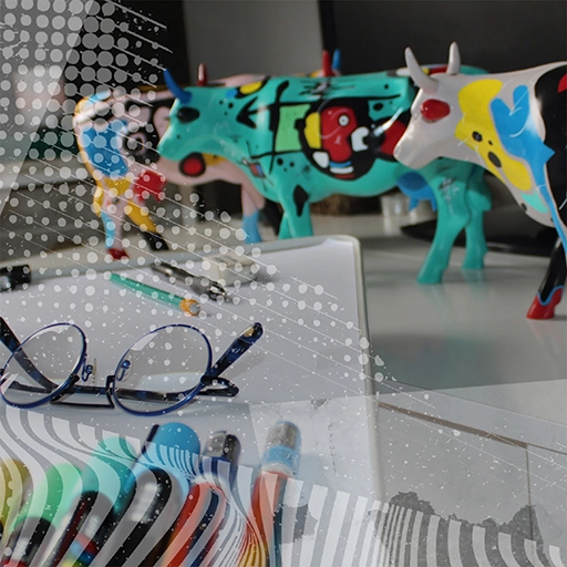 Trois mini-vaches en résine peintes à la main avec motifs pop réalisées par l’Atelier Esther