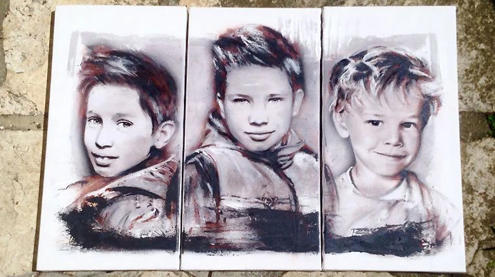 Triptyque représentant trois frères réalisé en technique mixte 120 × 40 cm par l’Atelier Esther