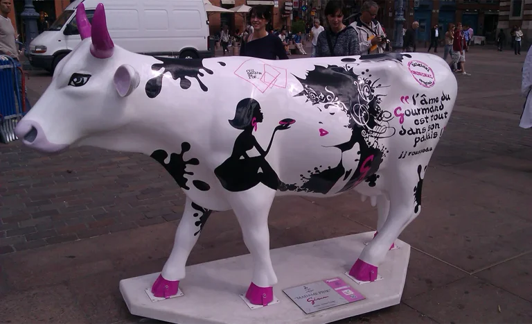 Vache grandeur nature rose « Madame Pink » réalisée pour la Cow Parade "Gim Traiteur" par l’Atelier Esther