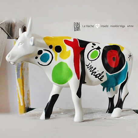 Mini-vache en résine 30 cm peinte à la main avec design pop intégrant le logo Inside réalisée par l’Atelier Esther