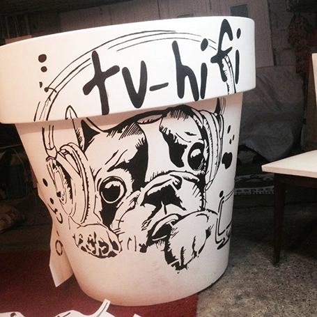 Vase géant en résine 135 × 125 cm peint à la main avec décor hi-fi installé dans le hall d’entrée des rayons Leclerc