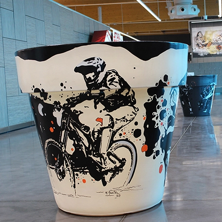 Grand vase en résine 135 × 125 cm peint à la main avec décor sport VTT réalisé pour Leclerc par l’Atelier Esther